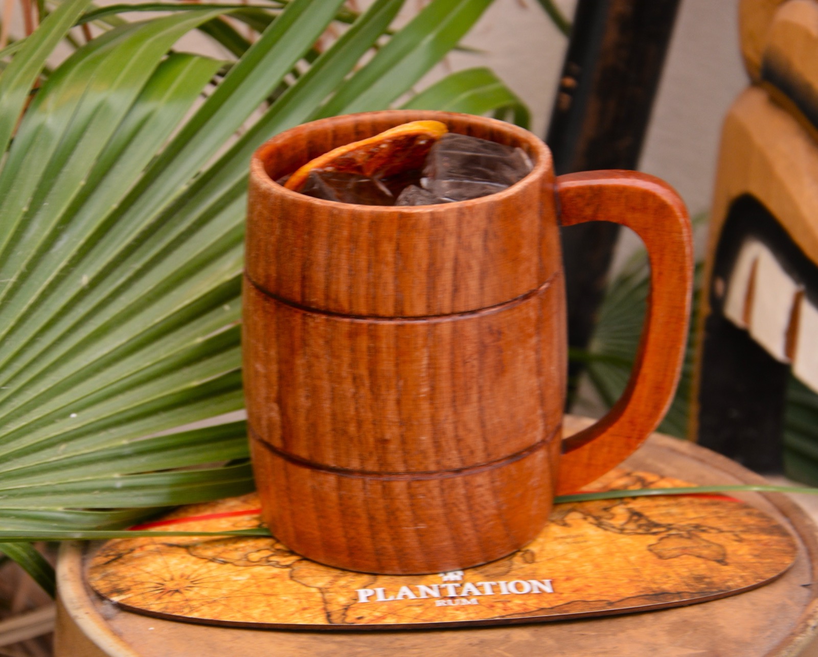 Rum-Drink im Holzbecher